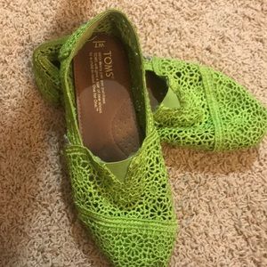 Size 7 women’s Tom shoes.